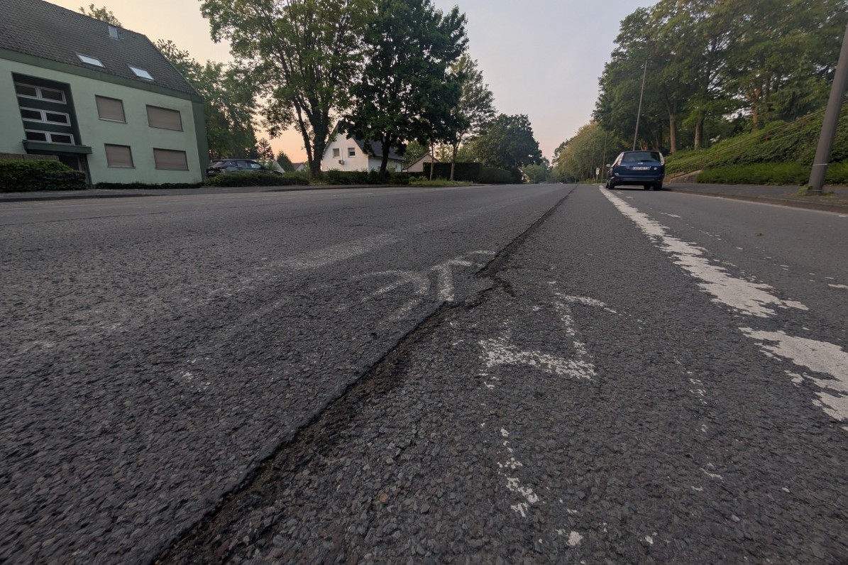 Bis zur Unkenntlichkeit verblasste Fahrradschutzstreifen