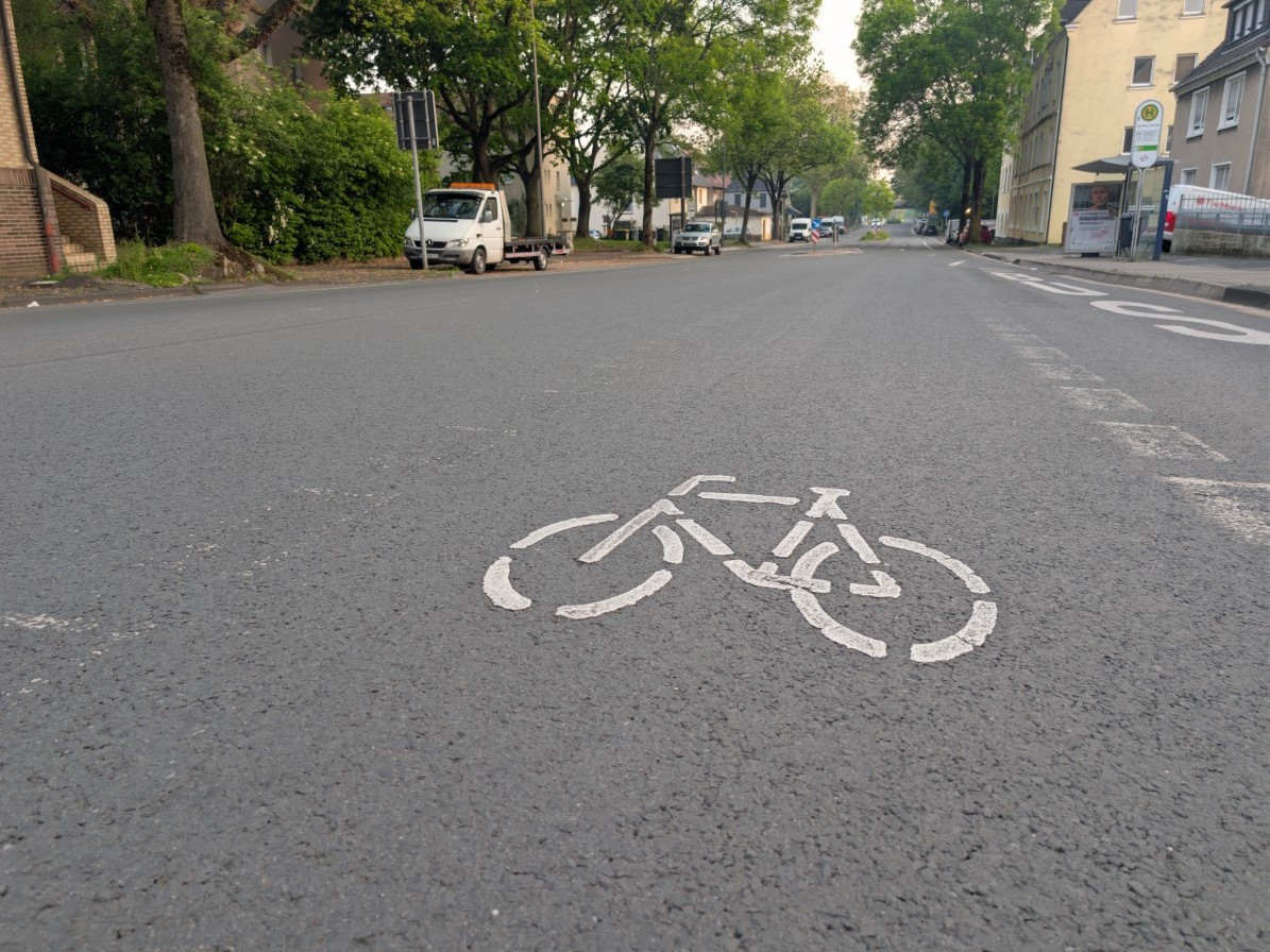 Bis zur Unkenntlichkeit verblasste Fahrradschutzstreifen