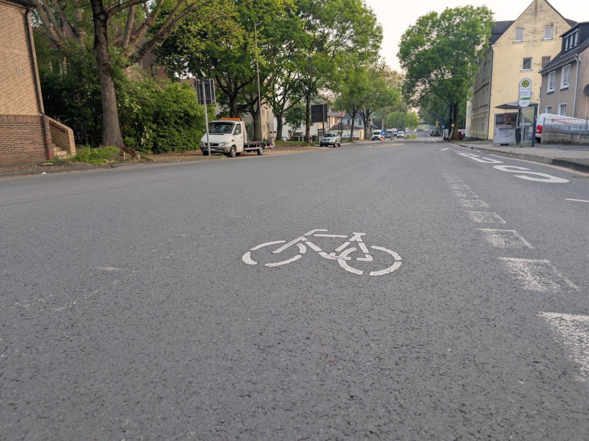 Bis zur Unkenntlichkeit verblasste Fahrradschutzstreifen