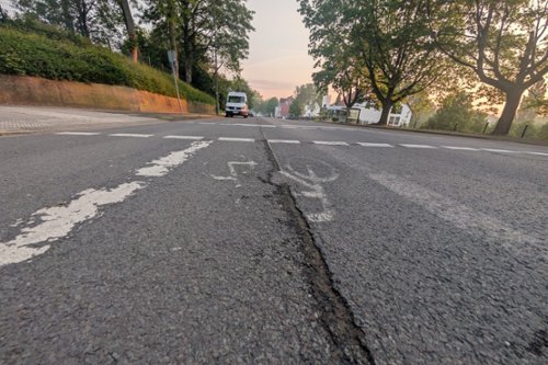 Bis zur Unkenntlichkeit verblasste Fahrradschutzstreifen
