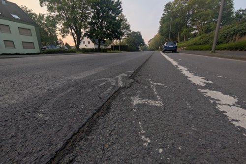 Bis zur Unkenntlichkeit verblasste Fahrradschutzstreifen