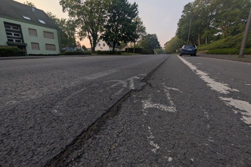 Bis zur Unkenntlichkeit verblasste Fahrradschutzstreifen