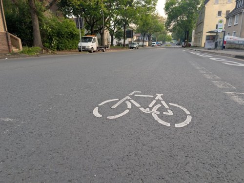 Bis zur Unkenntlichkeit verblasste Fahrradschutzstreifen