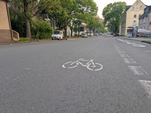 Bis zur Unkenntlichkeit verblasste Fahrradschutzstreifen